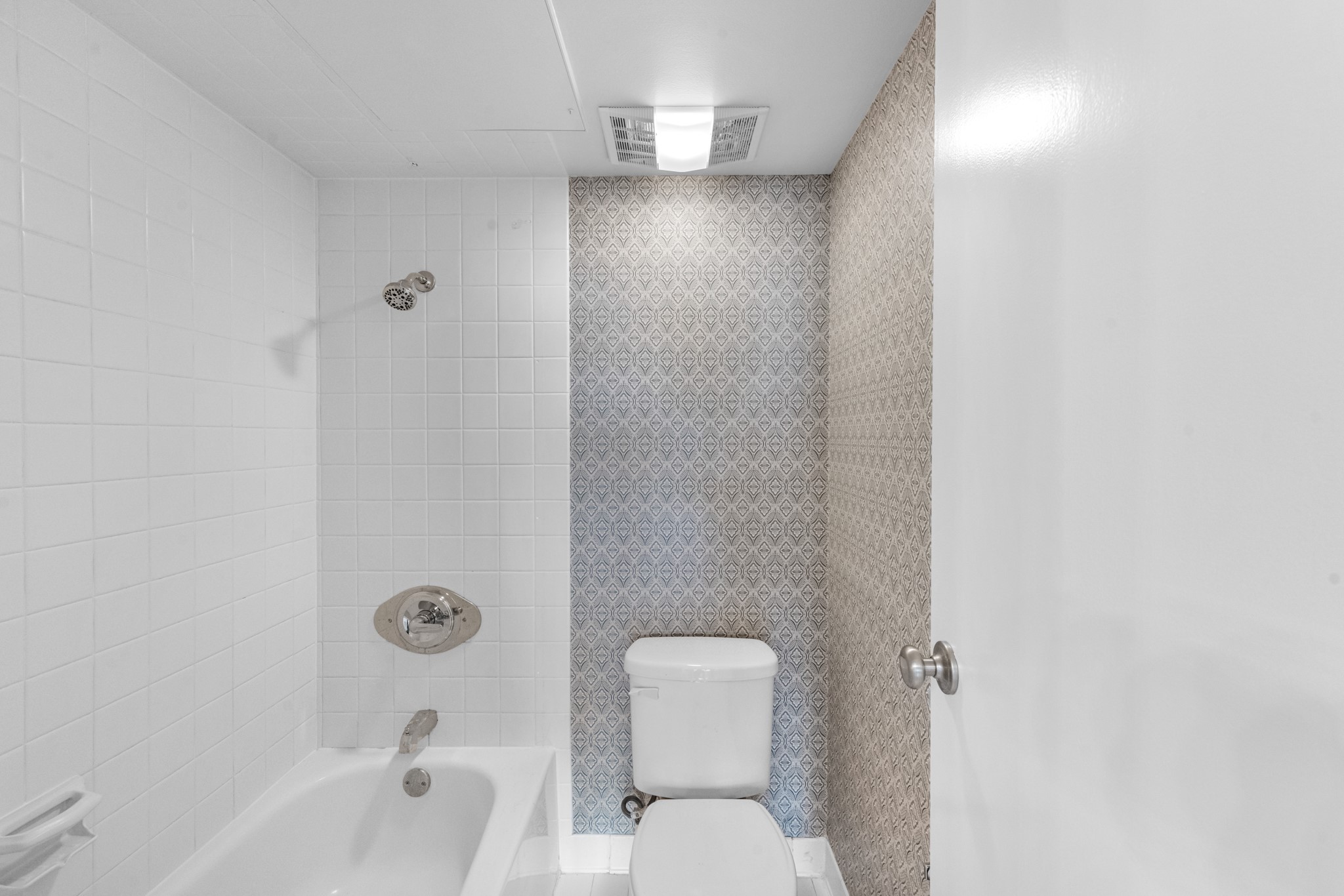 5150 Hidalgo Street, Unit 805 Houston, TX 77056 - Photo 15 of 31 Shower and tub combo in the primary bath.