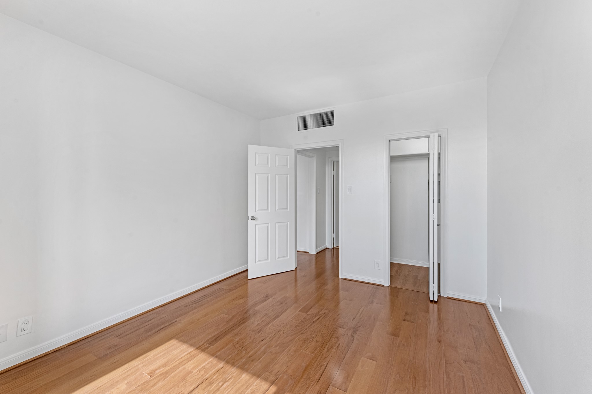 5150 Hidalgo Street, Unit 805 Houston, TX 77056 - Photo 17 of 31 Secondary bedroom facing the entry door and the closet.