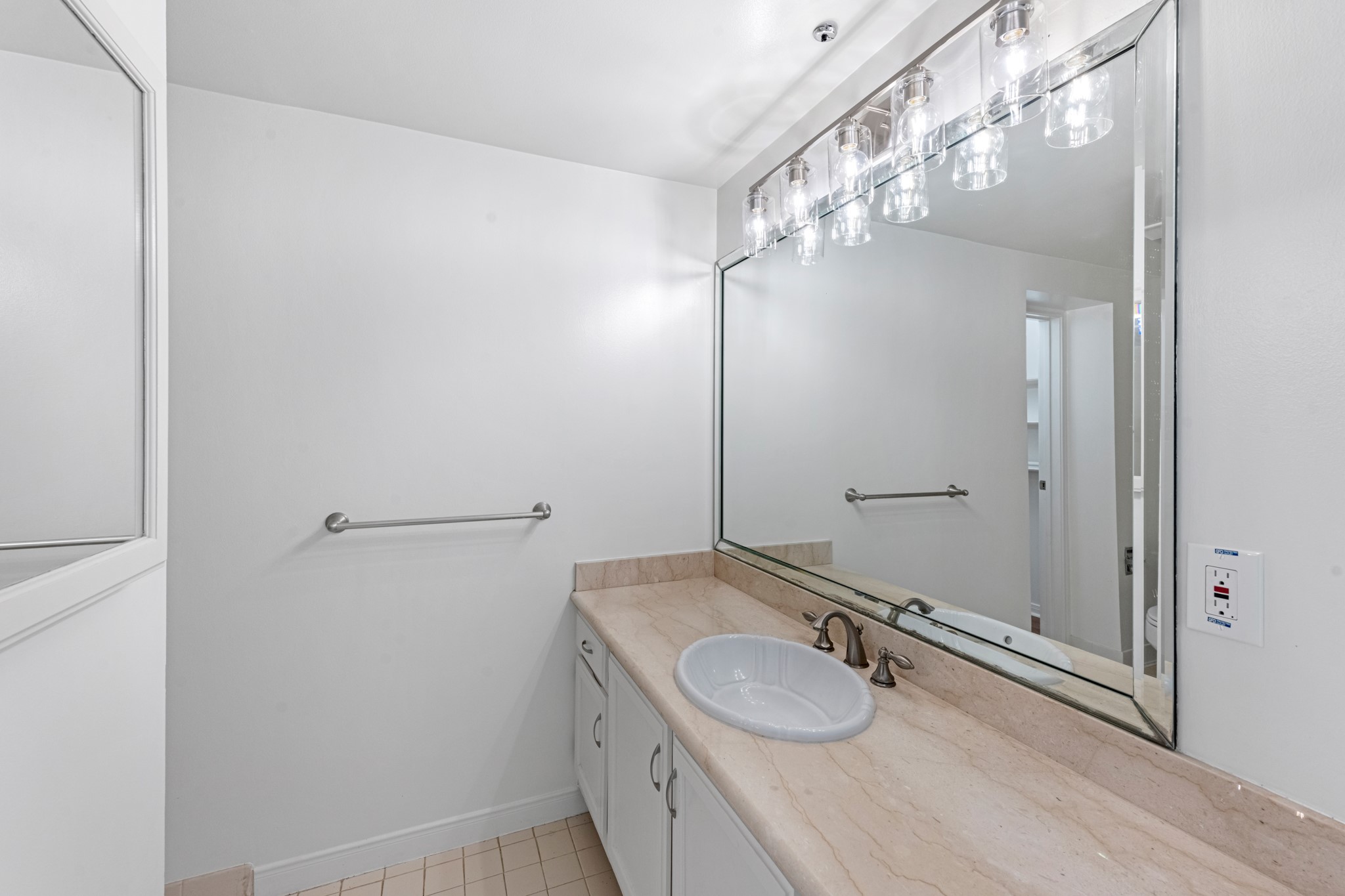 5150 Hidalgo Street, Unit 805 Houston, TX 77056 - Photo 18 of 31 Secondary bath with tons of storage.