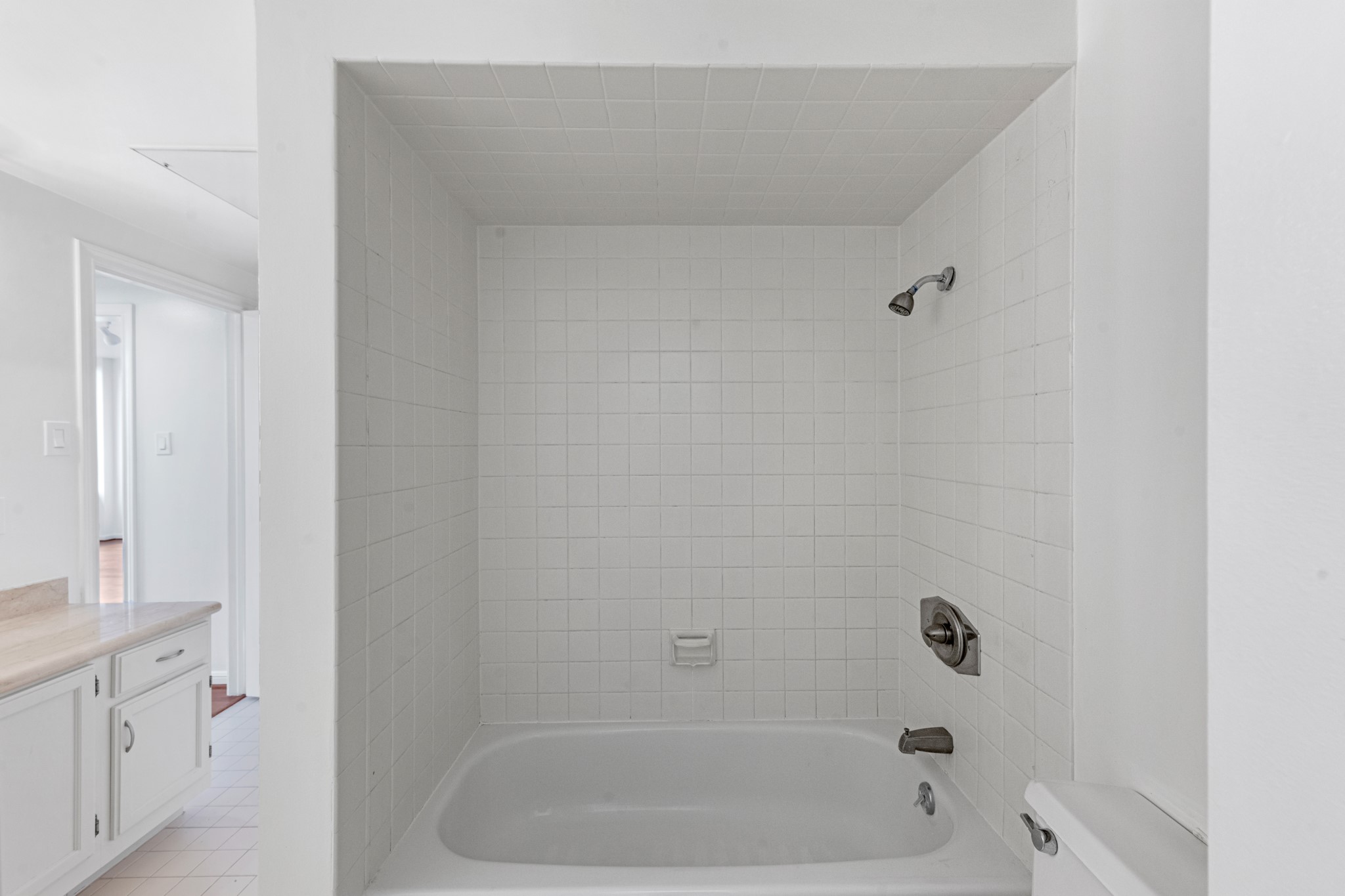 5150 Hidalgo Street, Unit 805 Houston, TX 77056 - Photo 19 of 31 Secondary bath with a shower and tub combo.