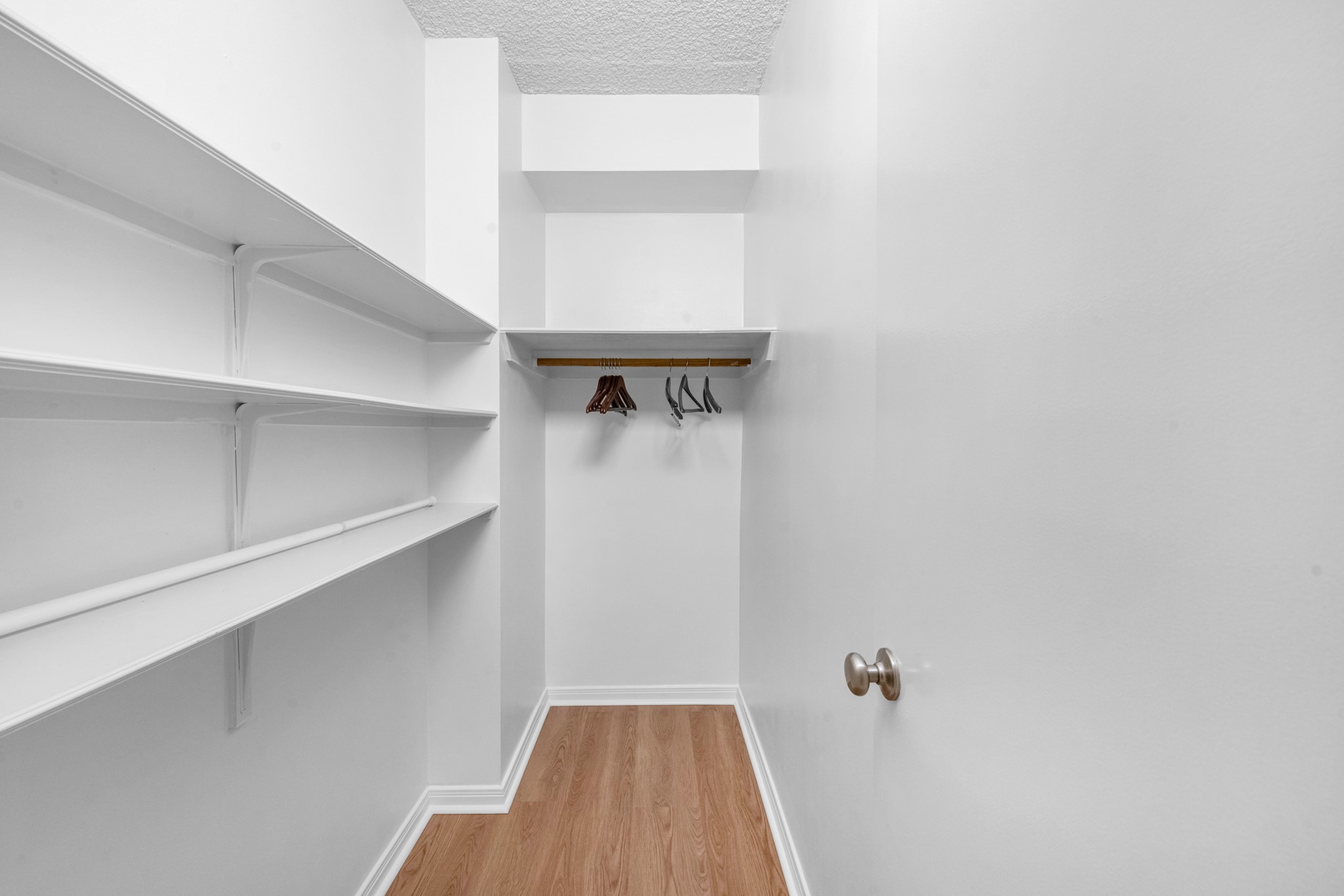 5150 Hidalgo Street, Unit 805 Houston, TX 77056 - Photo 20 of 31 Extra large room behind the secondary bathroom.