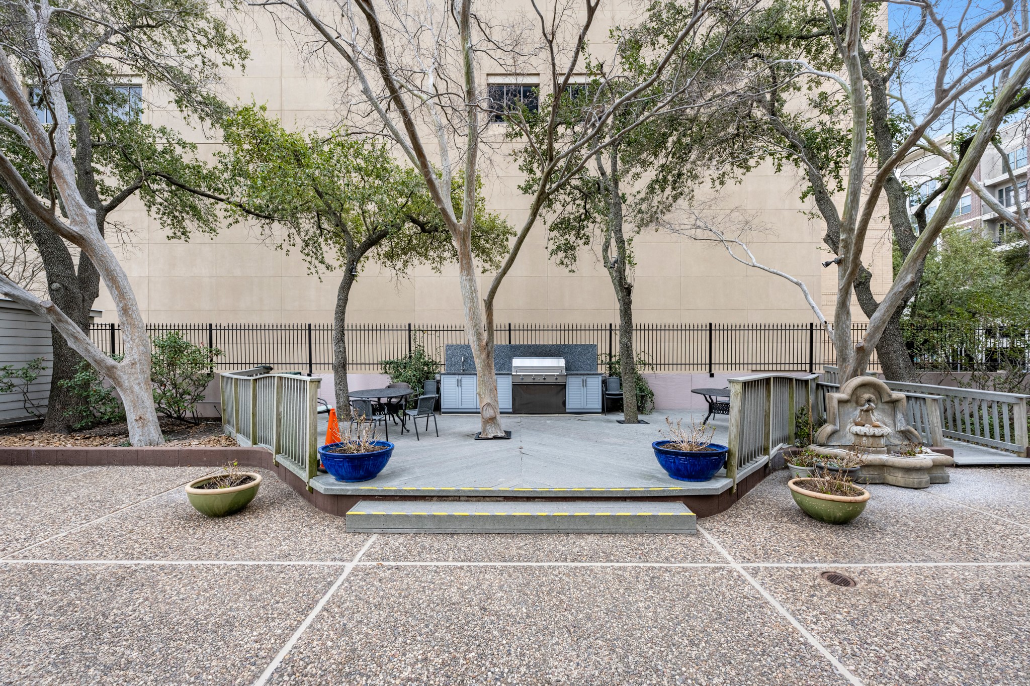 5150 Hidalgo Street, Unit 805 Houston, TX 77056 - Photo 23 of 31 Outdoor kitchen with picnic area available to all residents.