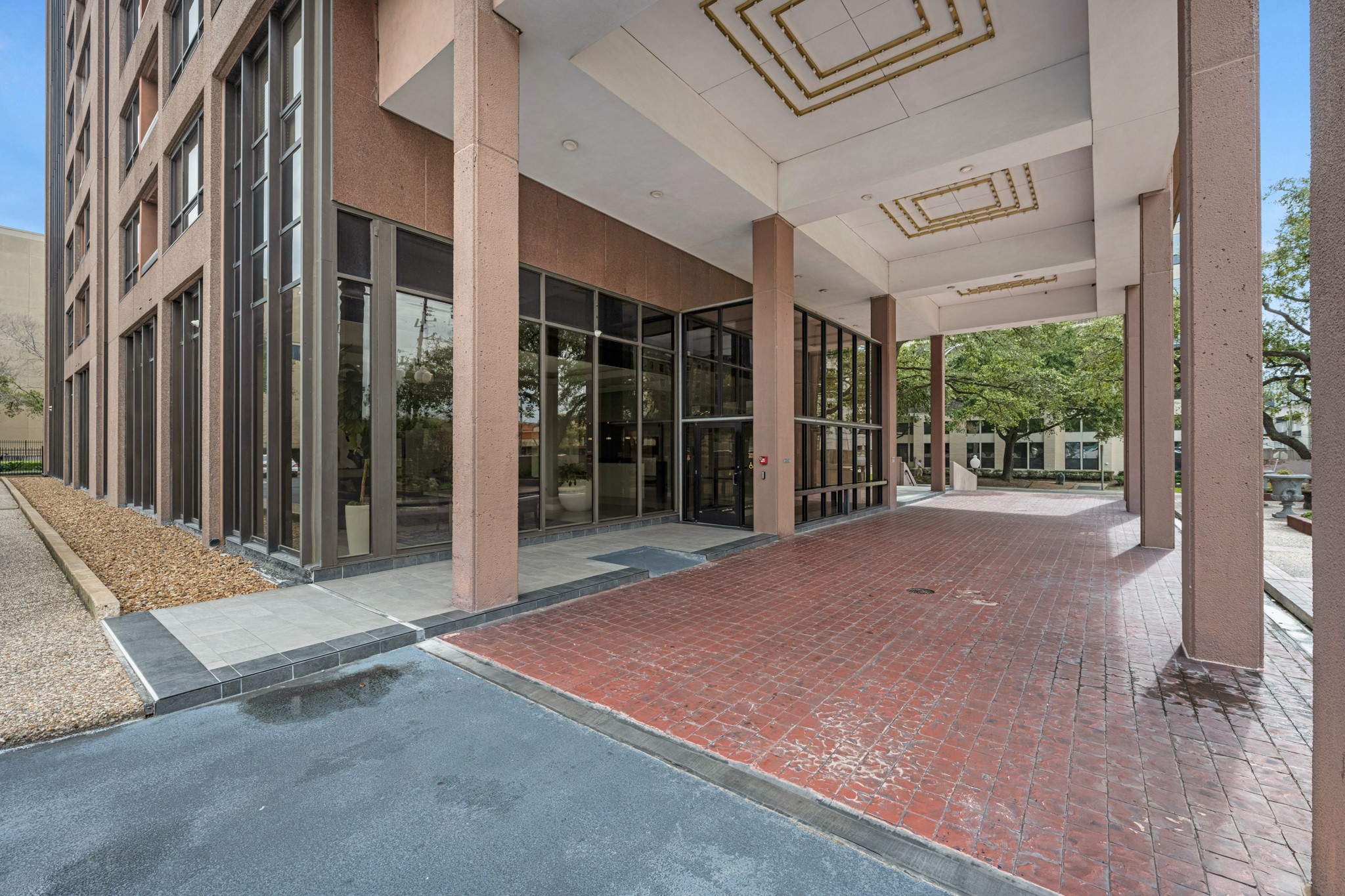 5150 Hidalgo Street, Unit 805 Houston, TX 77056 - Photo 27 of 31 Welcome to The Oxford.