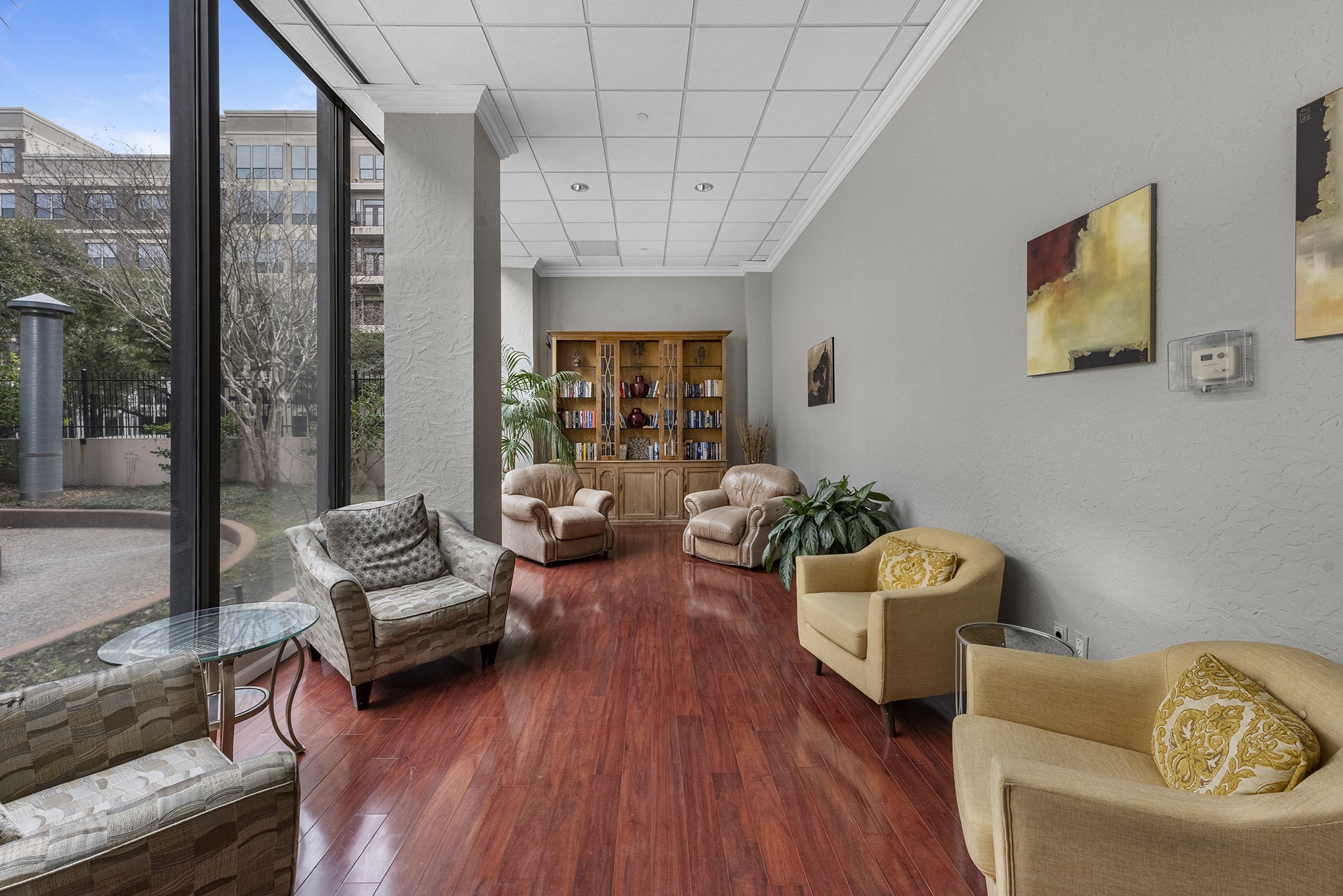 5150 Hidalgo Street, Unit 805 Houston, TX 77056 - Photo 30 of 31 Resident's library.