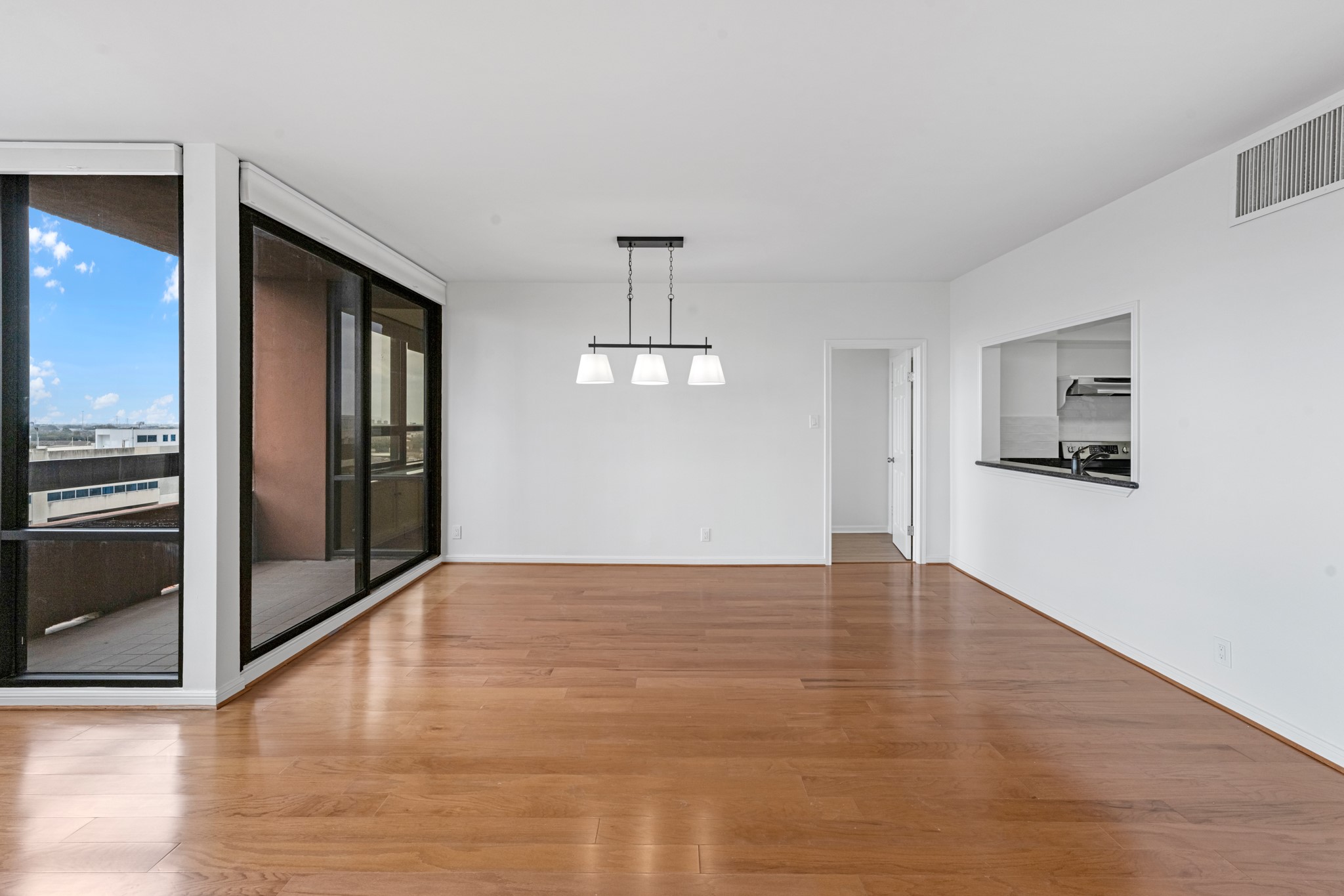 5150 Hidalgo Street, Unit 805 Houston, TX 77056 - Photo 5 of 31 Large dinning area.