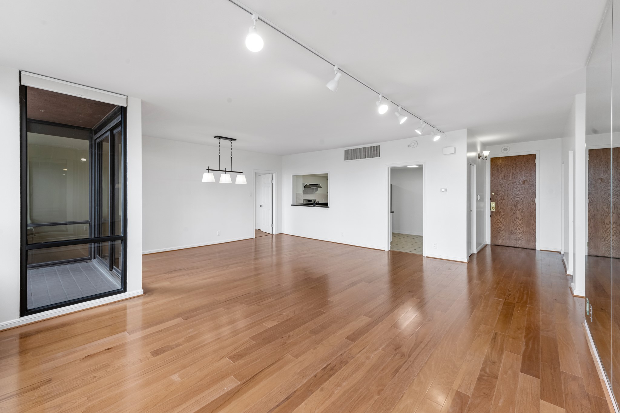 5150 Hidalgo Street, Unit 805 Houston, TX 77056 - Photo 6 of 31 Standing in the living room facing the dinning area.