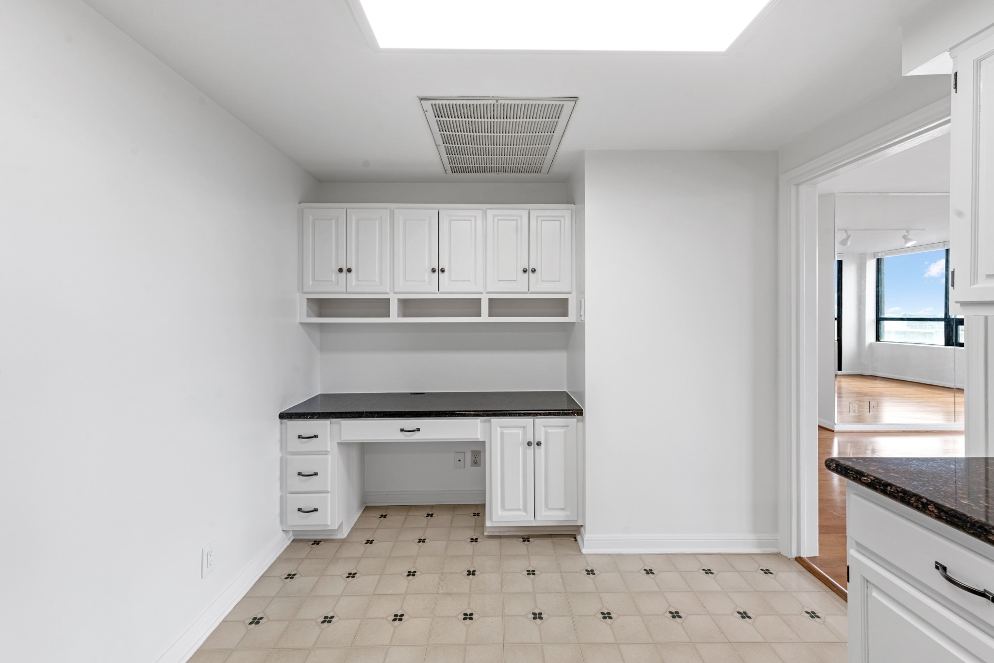 5150 Hidalgo Street, Unit 805 Houston, TX 77056 - Photo 8 of 31 Built-in desk makes for a great "work from home" space.