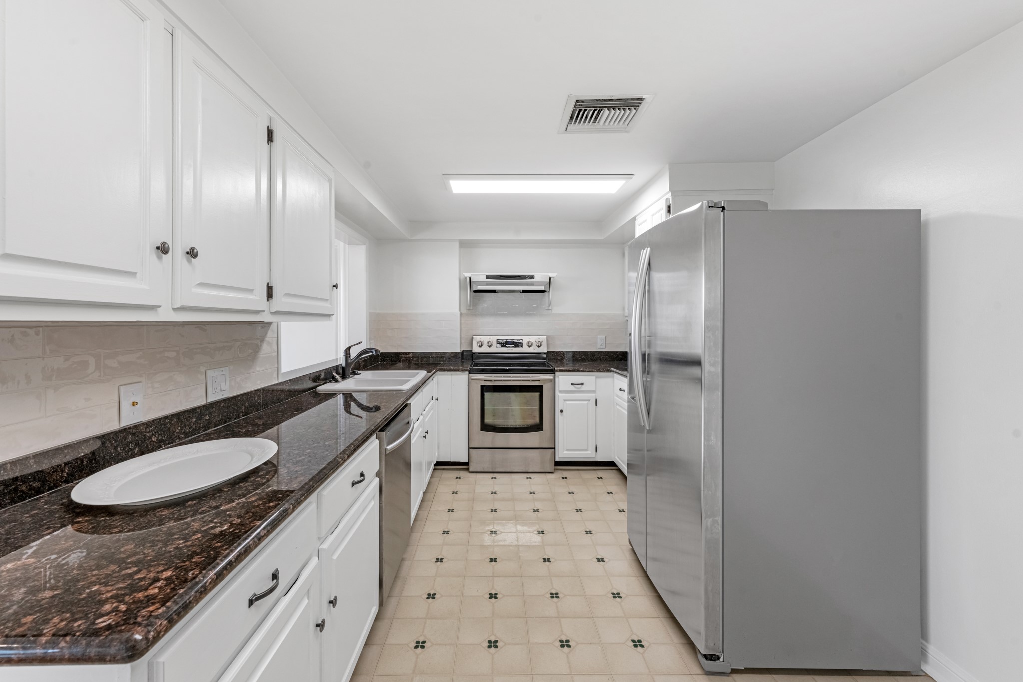 5150 Hidalgo Street, Unit 805 Houston, TX 77056 - Photo 9 of 31 Kitchen.