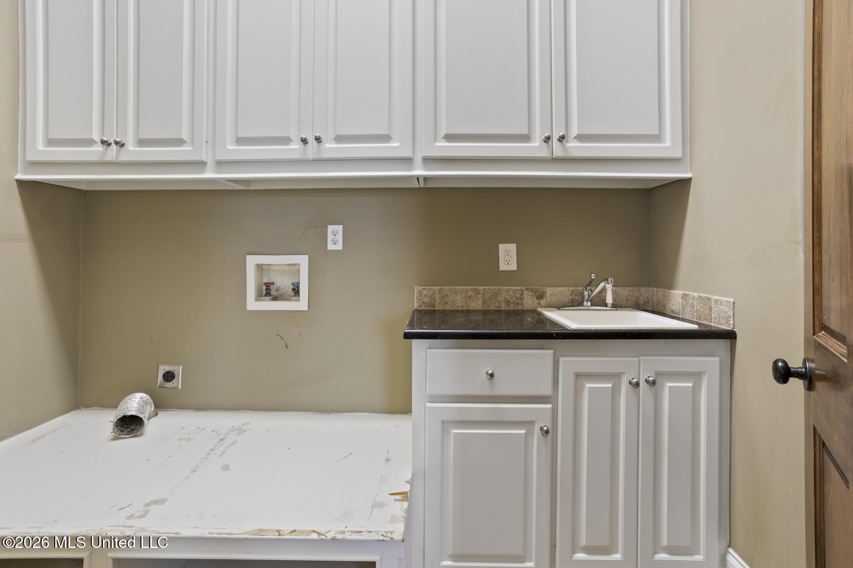 606 Arbor Way Brandon, MS 39047 - Photo 56 of 61 Laundry w/Sink