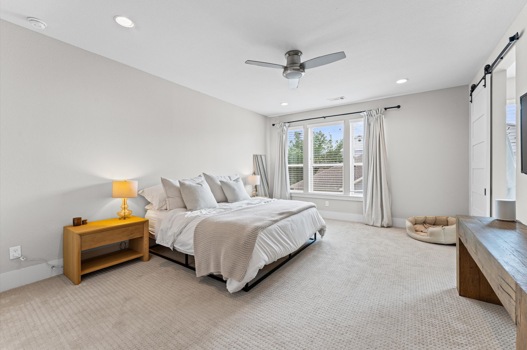 910 West 18th Street, Unit B Houston, TX 77008 - Photo 15 of 28 Massive primary bedroom.