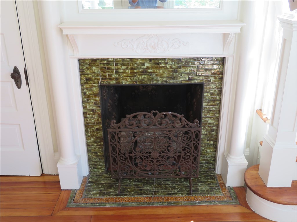56 Chiswick Road Cranston, RI 02905 - Photo 4 of 35