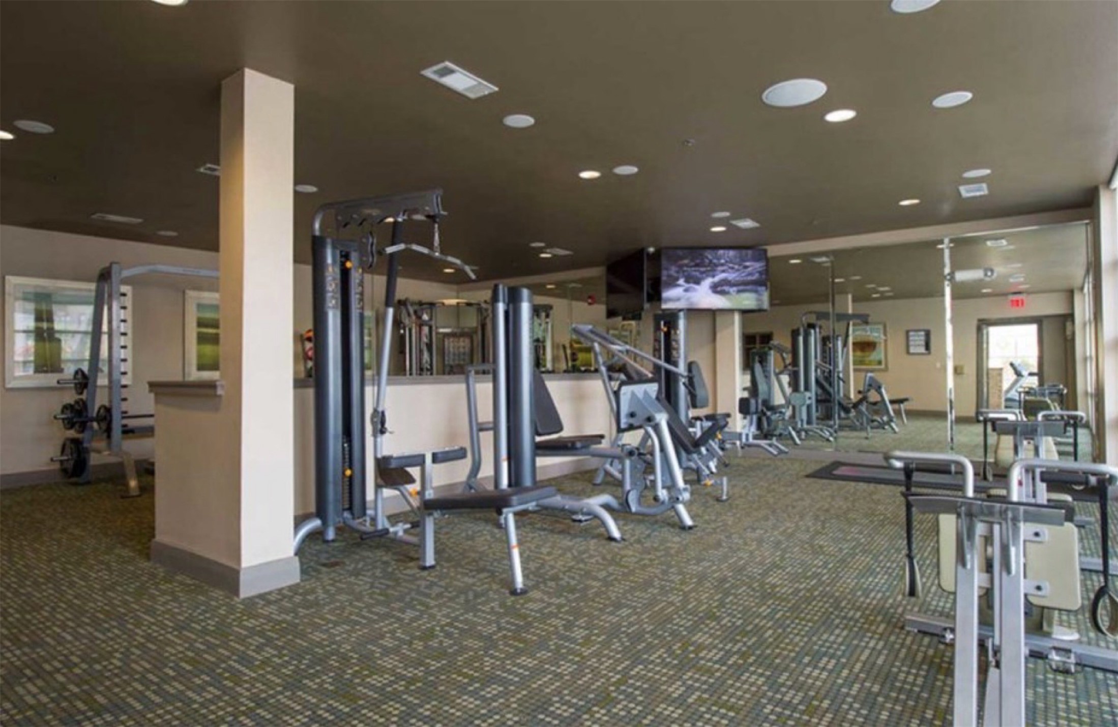 3333 Weslayan Street, Unit 1412 Houston, TX 77027 - Photo 10 of 20 a view of a room with gym equipment
