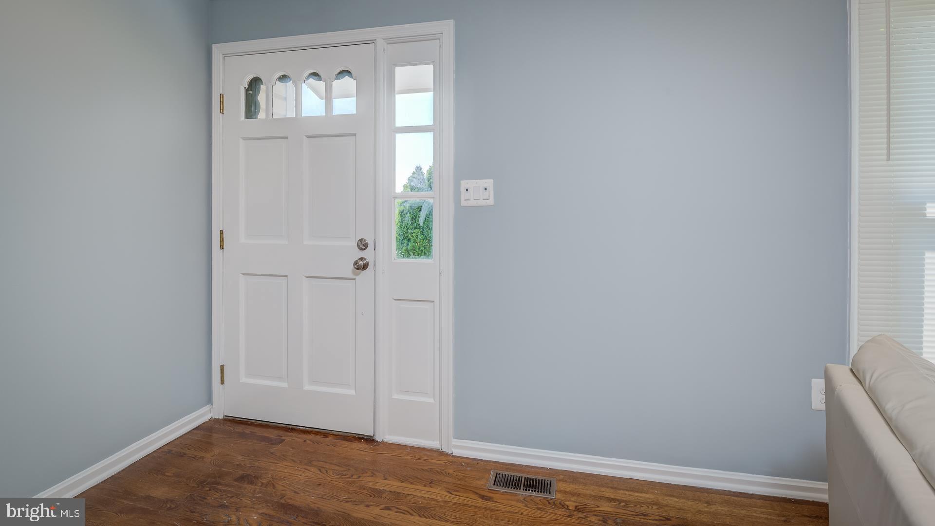 8960 Rolling Road Manassas, VA 20110 - Photo 6 of 41