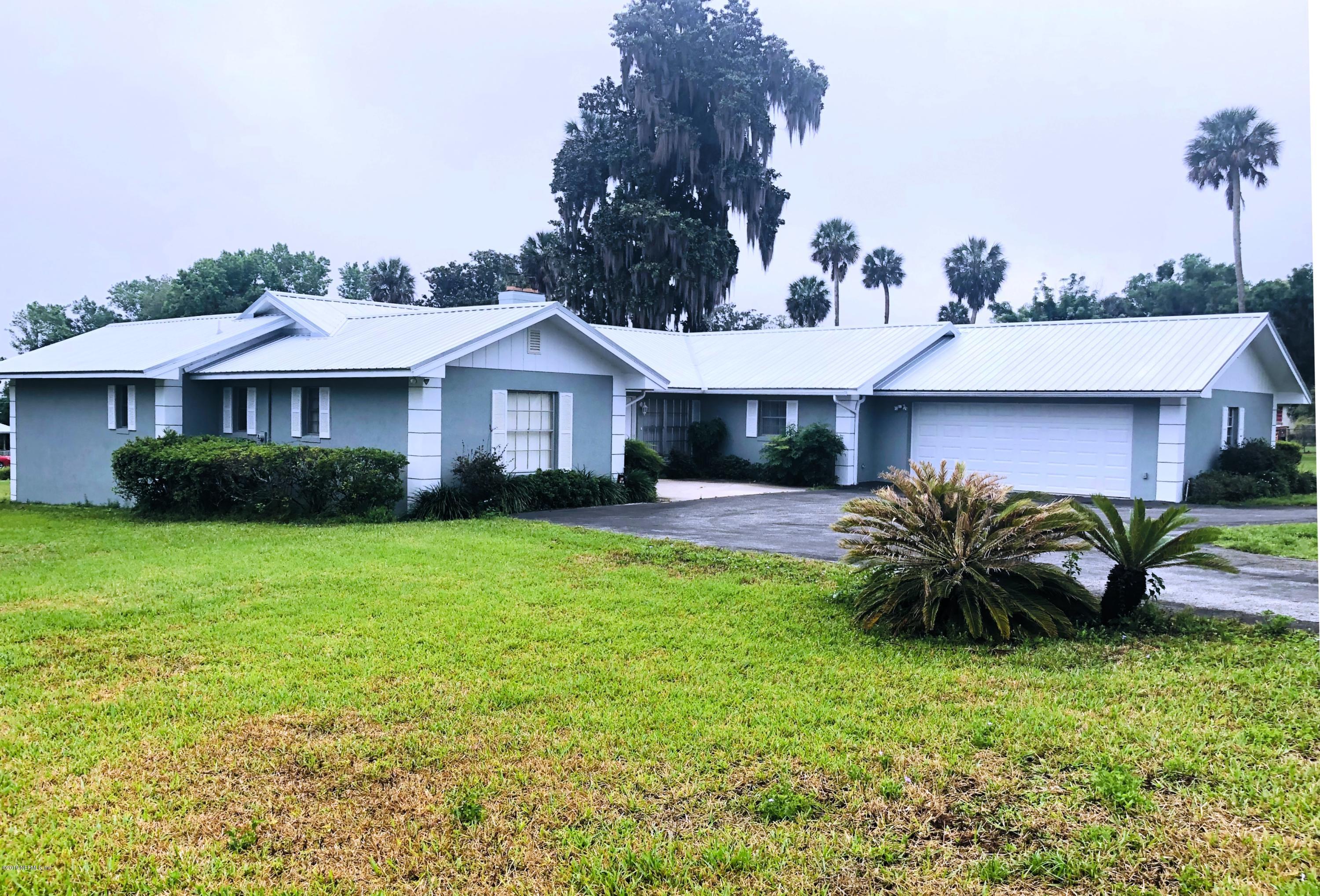 730 North Park Street Crescent City, FL 32112 - Photo 1 of 31 a front view of a house with garden