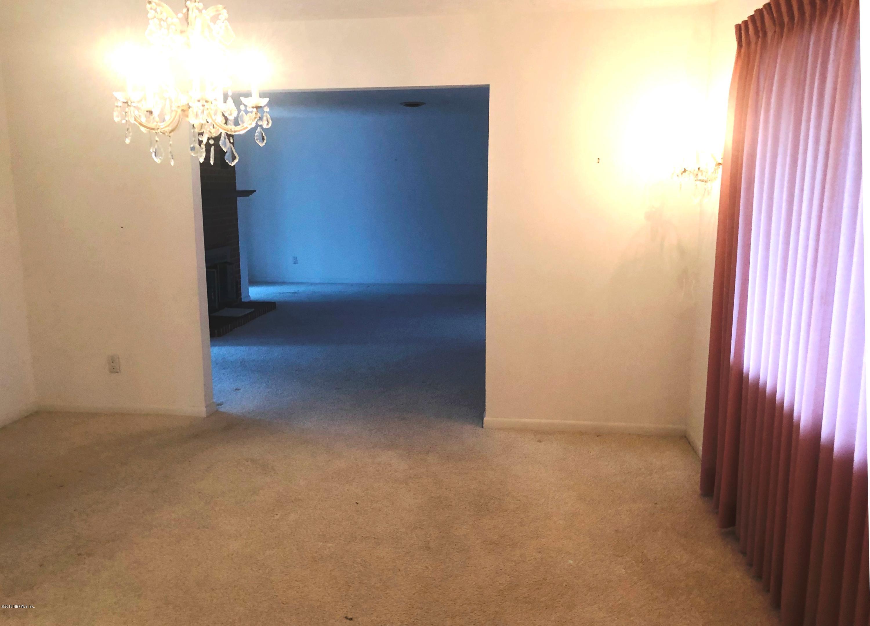 730 North Park Street Crescent City, FL 32112 - Photo 13 of 31 an empty room with windows