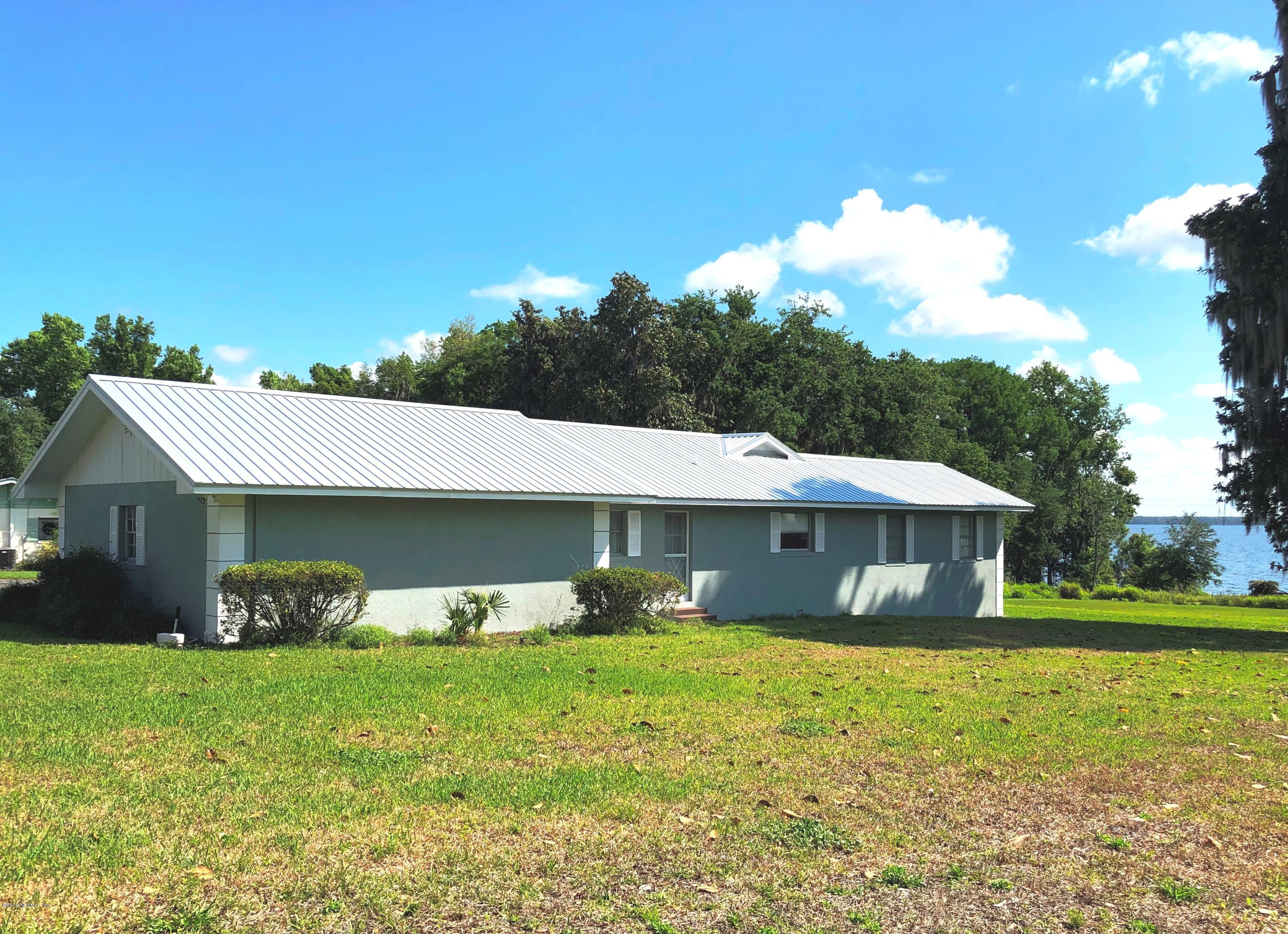 730 North Park Street Crescent City, FL 32112 - Photo 2 of 31 a front view of a house with garden