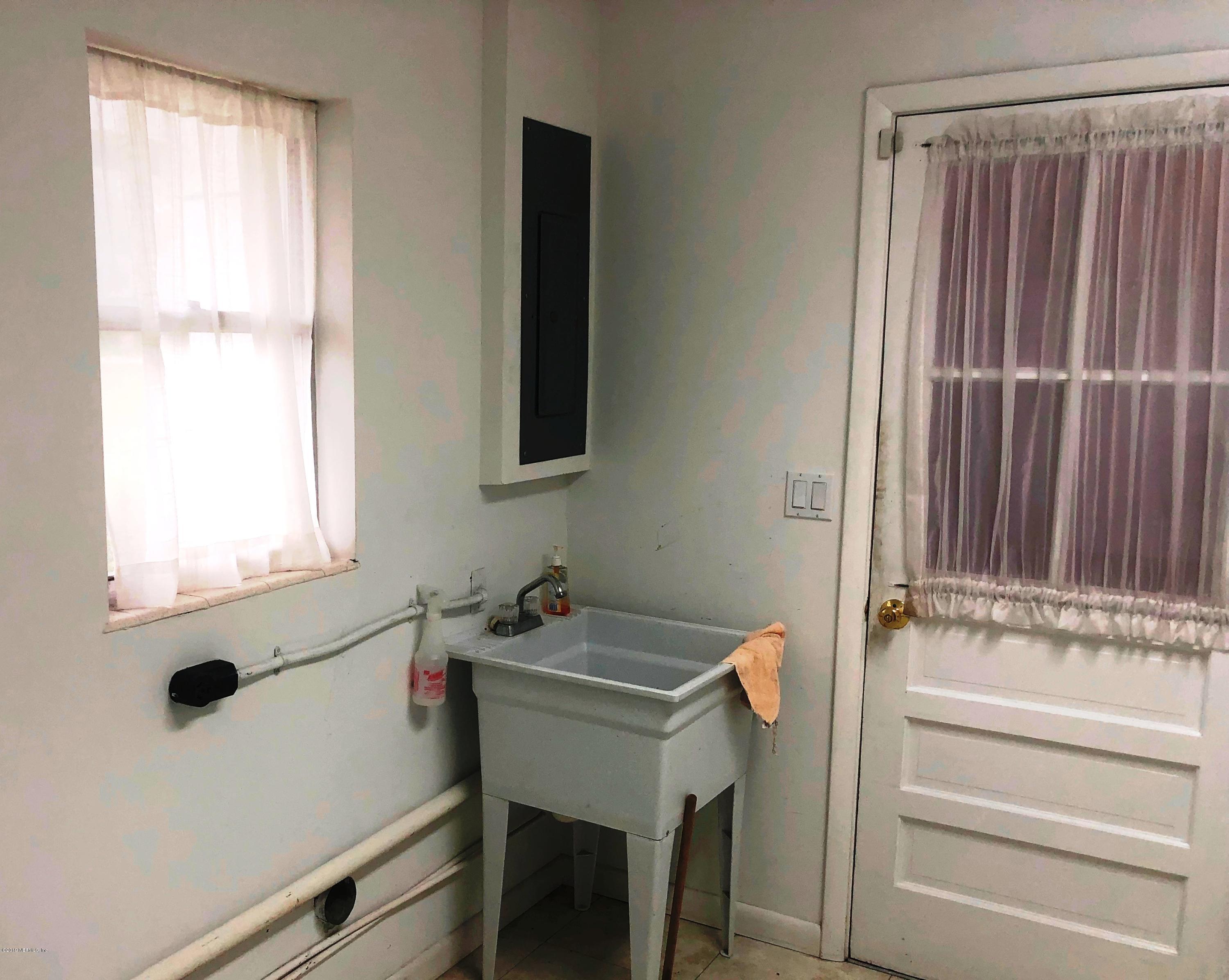 730 North Park Street Crescent City, FL 32112 - Photo 28 of 31 a bathroom with a sink and a window