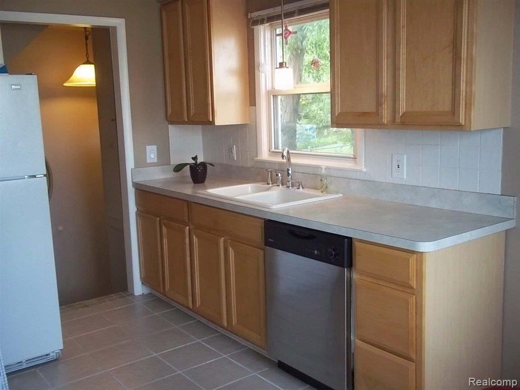 415 West Maple Road Clawson, MI 48017 - Photo 3 of 11 Kitchen 1.jpg