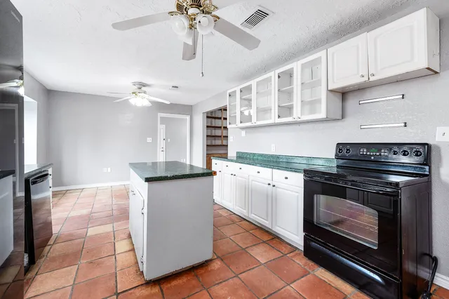 $2,400 | 13710 Pleasant Way, Alvin, TX 77511