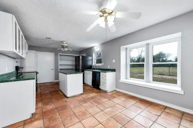 $2,400 | 13710 Pleasant Way, Alvin, TX 77511