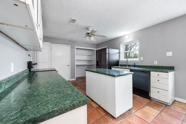 $2,400 | 13710 Pleasant Way, Alvin, TX 77511