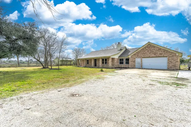 $2,400 | 13710 Pleasant Way, Alvin, TX 77511