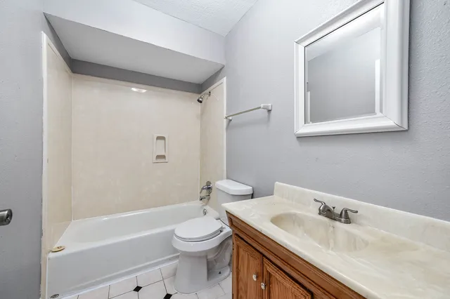 $2,400 | 13710 Pleasant Way, Alvin, TX 77511