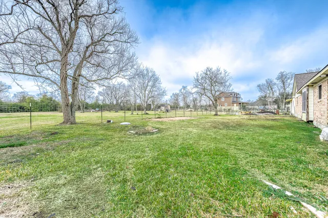 $2,400 | 13710 Pleasant Way, Alvin, TX 77511