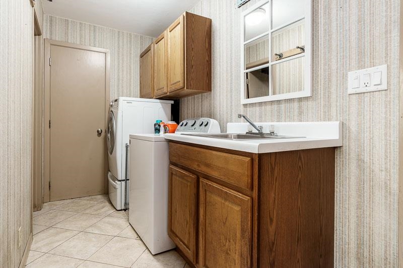 1753 Madron Road Rockford, IL 61107 - Photo 16 of 46 a utility room with dryer and washer