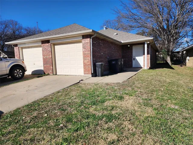 $1,300 | 939 Baker Street, Fort Worth, TX 76104