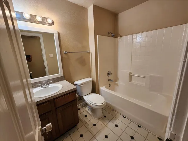 $1,300 | 939 Baker Street, Fort Worth, TX 76104