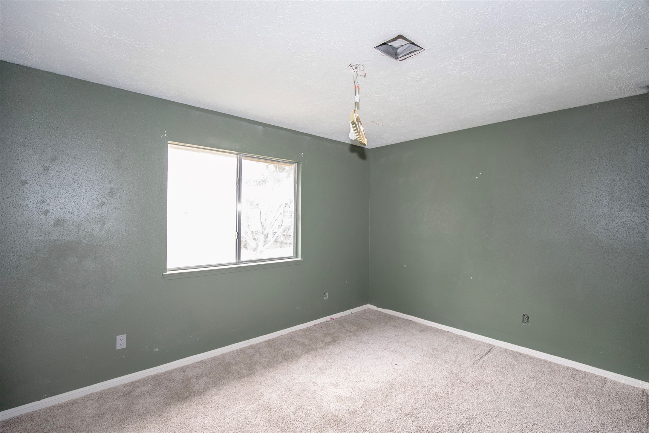 1627 Mabry Mill Road Houston, TX 77062 - Photo 26 of 32 an empty room with a window