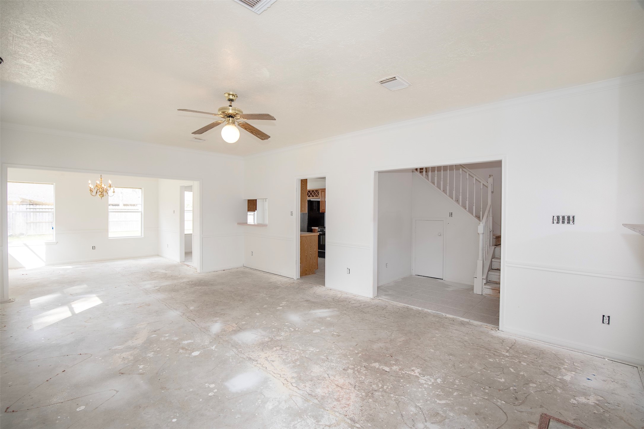 1627 Mabry Mill Road Houston, TX 77062 - Photo 6 of 32 an empty room with fan and windows