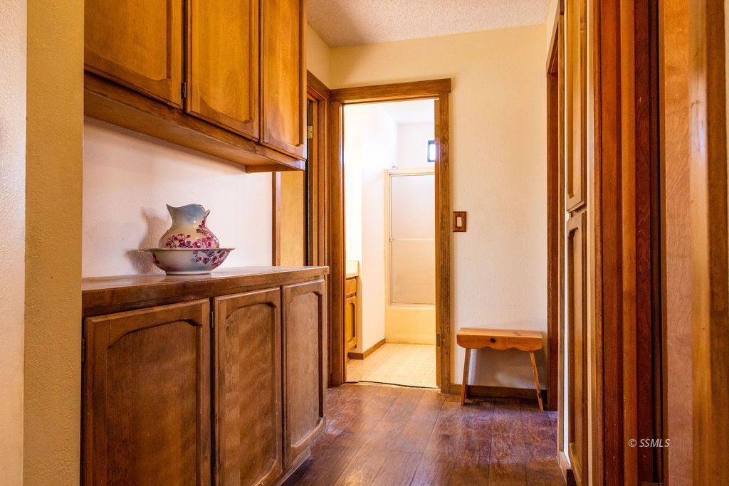 834 West Graaf Avenue Ridgecrest, CA 93555 - Photo 21 of 39 a view of a hallway with wooden floor and furniture
