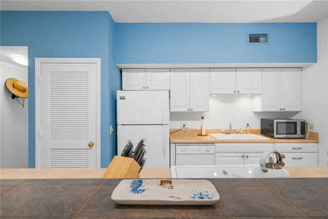 $355,000 | 1215 Winding Oaks Circle East, Unit 403, Vero Beach, FL 32963