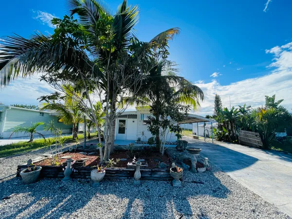 $1,750 | 8026 Southeast Wren Avenue, Hobe Sound, FL 33455