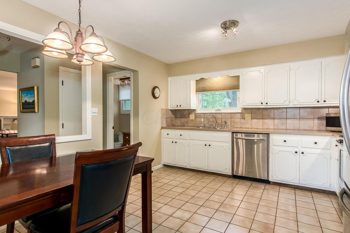 4261 Castleton Road Columbus, OH 43220 - Photo 12 of 32