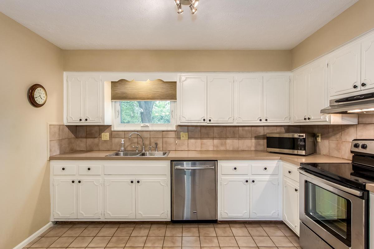 4261 Castleton Road Columbus, OH 43220 - Photo 13 of 32