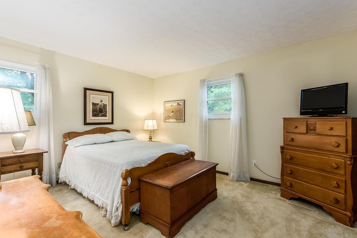 4261 Castleton Road Columbus, OH 43220 - Photo 24 of 32