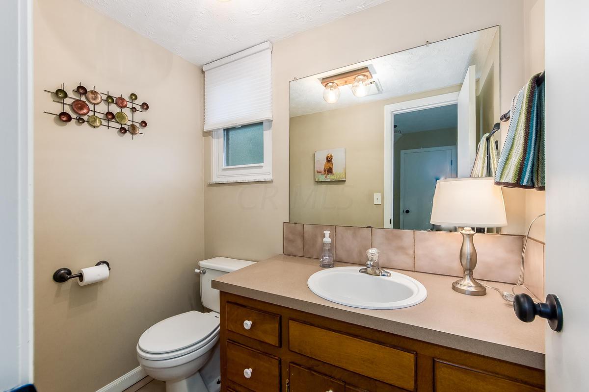 4261 Castleton Road Columbus, OH 43220 - Photo 8 of 32