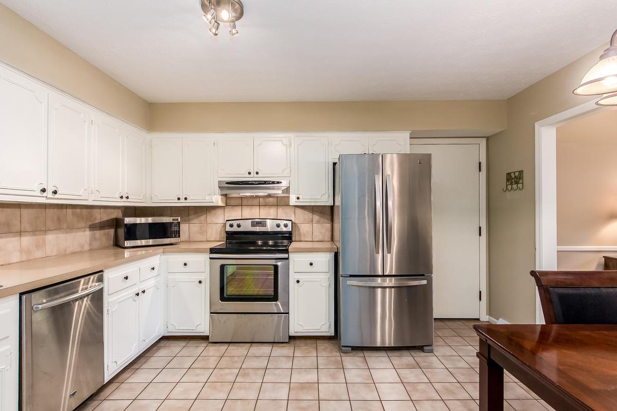 4261 Castleton Road Columbus, OH 43220 - Photo 9 of 32