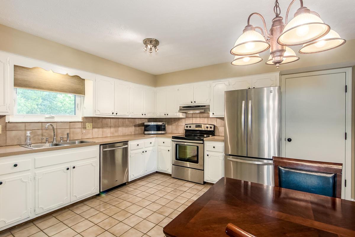 4261 Castleton Road Columbus, OH 43220 - Photo 10 of 32
