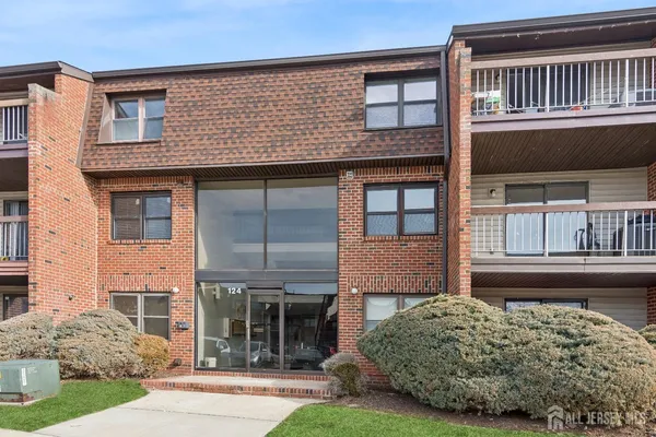 $319,900 | 124 Beverly Hill Terrace, Unit J, Woodbridge, NJ 07095