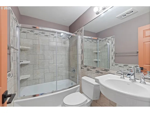 $618,000 | 180 Southeast Highway 101, Unit 17, Lincoln City, OR 97367