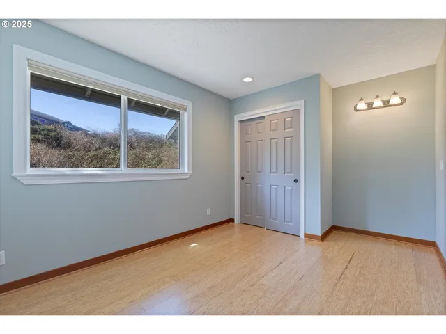 $618,000 | 180 Southeast Highway 101, Unit 17, Lincoln City, OR 97367