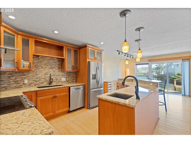 $618,000 | 180 Southeast Highway 101, Unit 17, Lincoln City, OR 97367