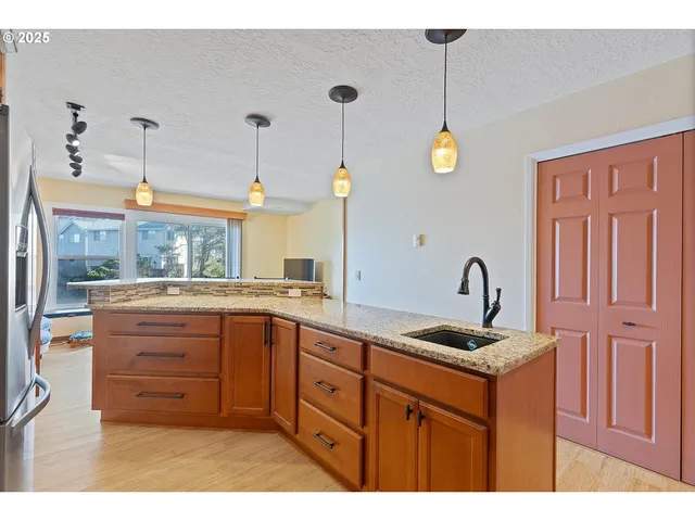 $618,000 | 180 Southeast Highway 101, Unit 17, Lincoln City, OR 97367