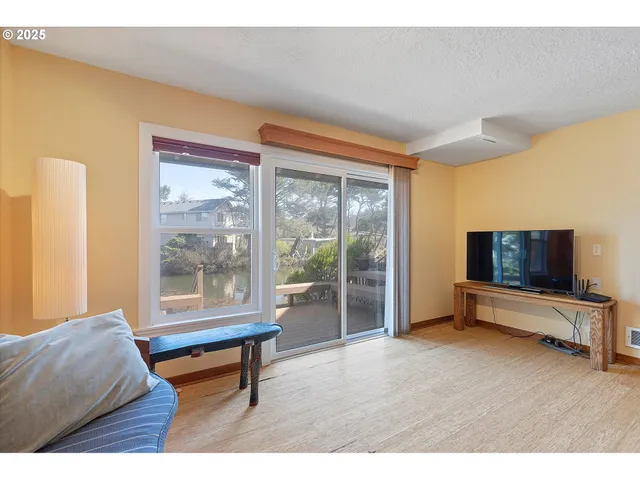 $618,000 | 180 Southeast Highway 101, Unit 17, Lincoln City, OR 97367