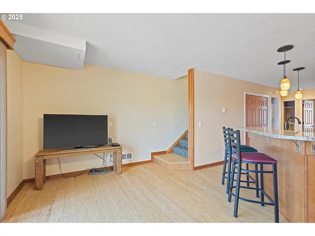 $618,000 | 180 Southeast Highway 101, Unit 17, Lincoln City, OR 97367