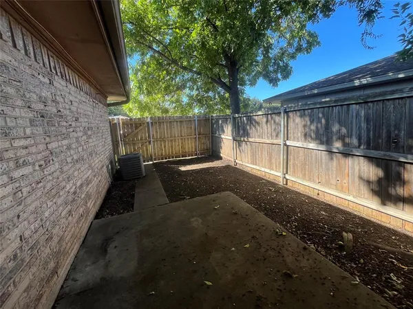 $1,650 | 826 Skyline Drive, Duncanville, TX 75116